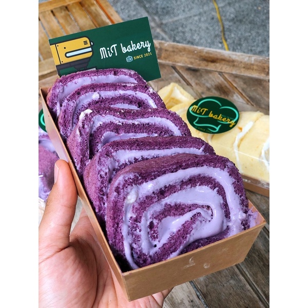 Bông lan cuộn khoai môn