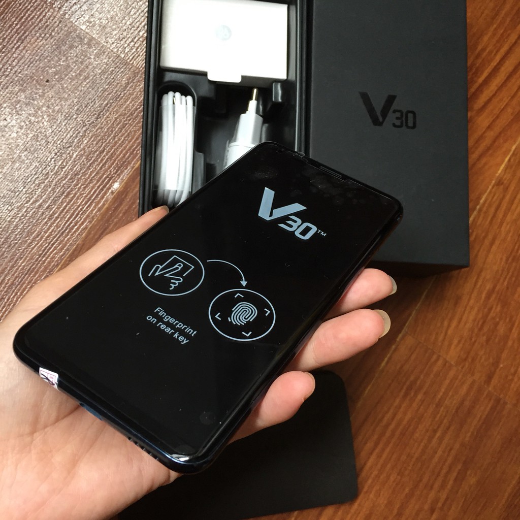 ĐIỆN THOẠI LG V30 ram4G bộ nhớ 64G