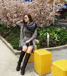 Khăn Vuông Lv đen nhũ bạc