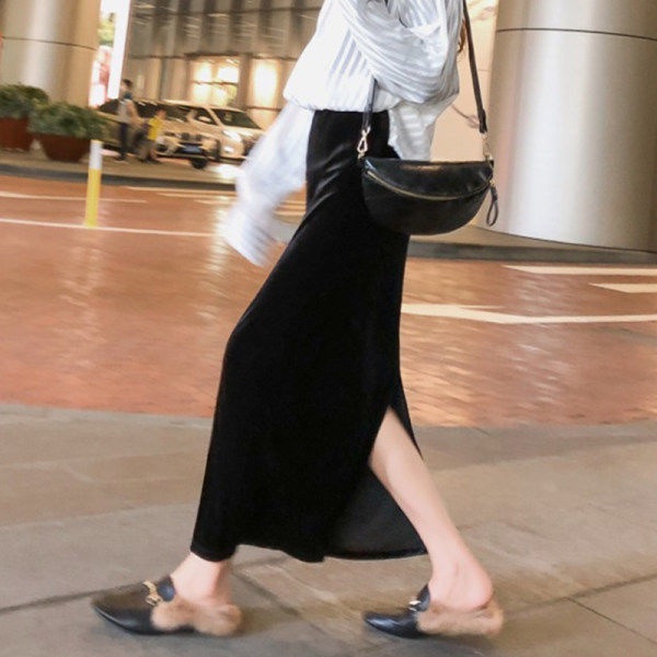 Chân váy nhung dài màu đen xẻ tà phong cách mùa thu thời trang 2021 cho nữ