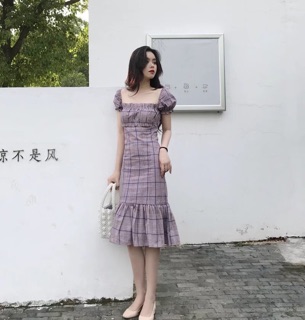 Váy kẻ đuôi cá cổ vuông