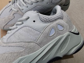 Giày sneaker yeezy boost700 "sail"