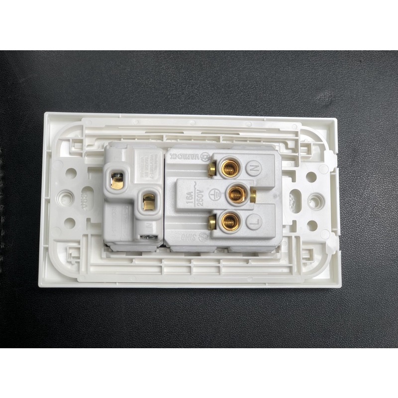 Ổ cắm âm tường gồm 2 ổ cắm điện đa năng lắp mặt Panasonic