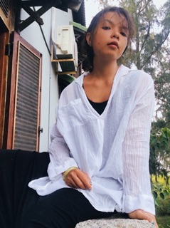 SET : ĐẦM THUN MAXI ĐEN PHỐI VỚI ÁO SƠ MI DẬP LY TRẮNG