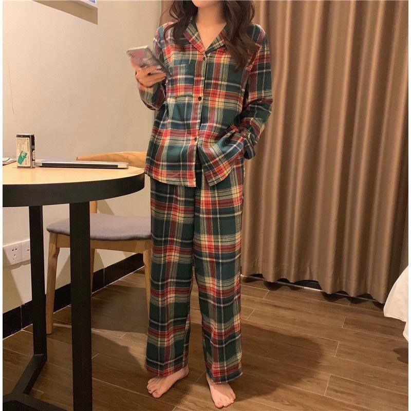 Bộ đồ ngủ tay dài dáng rộng họa tiết kẻ sọc màu đỏ + xanh lá phong cách Hàn Quốc thời trang xuân thu cho nữ | BigBuy360 - bigbuy360.vn