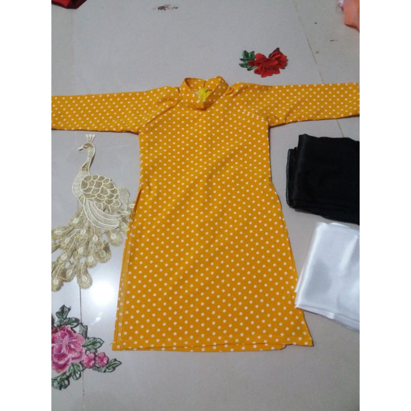 Áo dài chấm bi đỏ và vàng cho bé gái