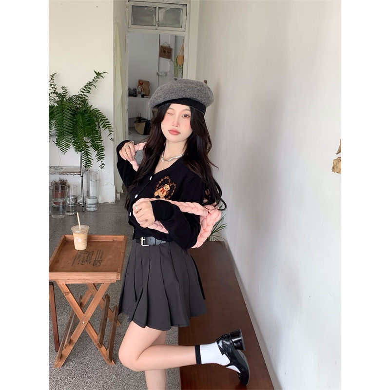 Bộ Áo Dệt Kim Tay Dài Cổ Chữ V Thêu Hình Gấu Phối Chân Váy Ngắn Xếp Ly Lưng Cao Thời Trang Cho Nữ