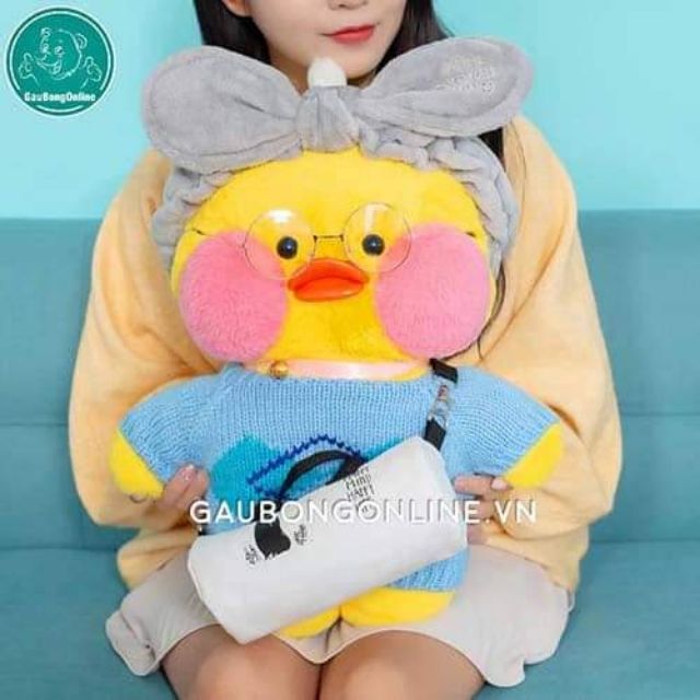 Vịt bông Lalafanfan má hồng siêu kute full phụ kiện áo, mũ, túi, kính kích thước 50cm