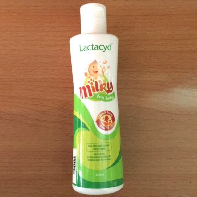 Sữa tắm gội trẻ em LACTACYD MILKY