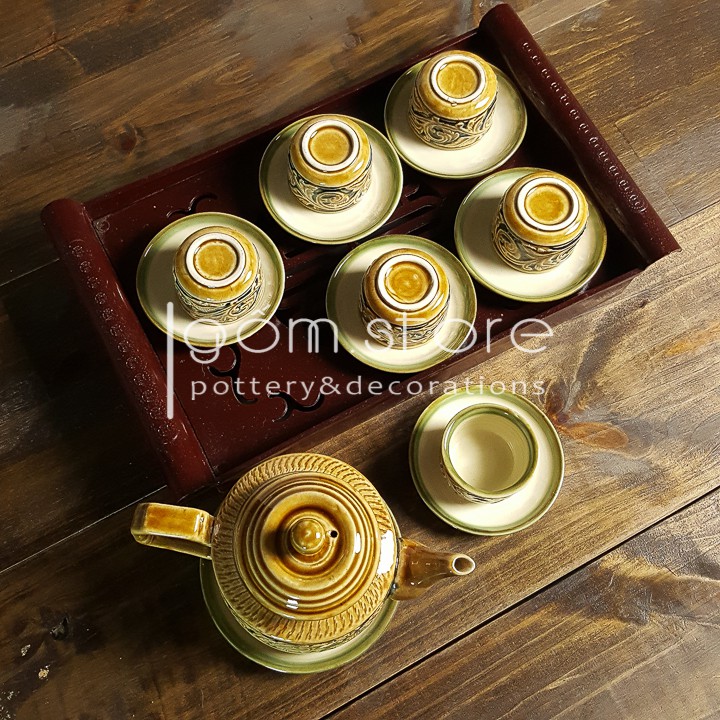 Ấm chén Bát Tràng khắc tay hoa dây nổi dáng vuông