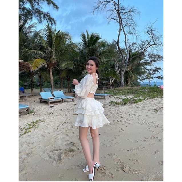 đầm trắng hoa nổi rút ngực dây yếm khoét eo | BigBuy360 - bigbuy360.vn