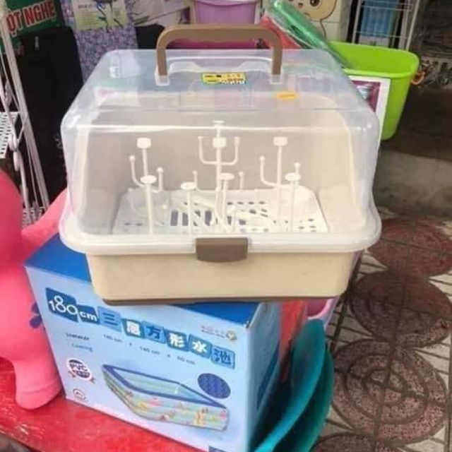 Giá úp bình sữa có nắp đậy giúp ngăn chặn bui bẩn. Kèm kẹp tiệt trùng diệt khuẩn khi sử dụng vệ sinh sau khi bị uống sưa