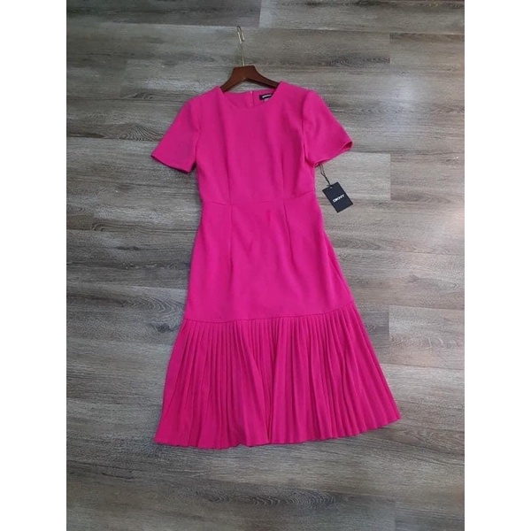 Đầm DKNY hồng cánh sen