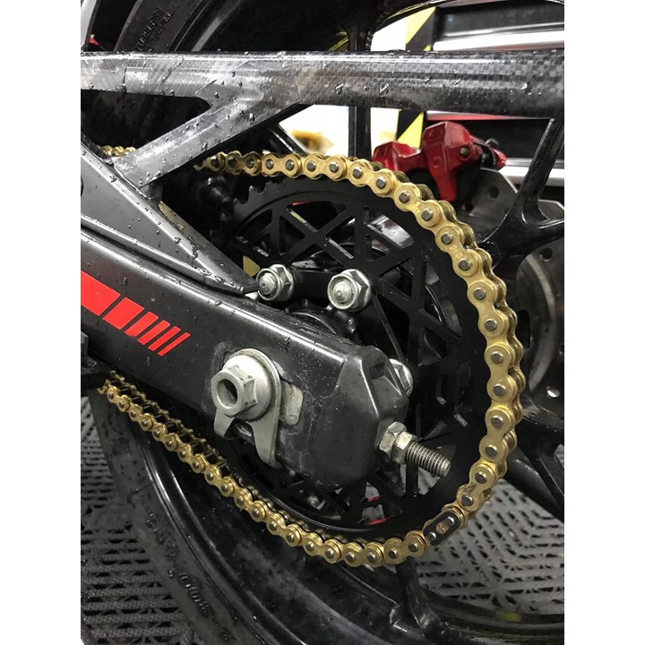 Nhông xích Honda CB150r - CBR150r đến từ thương hiệu Recto, kèm xích RK - X1R có phớt cao su cực êm.