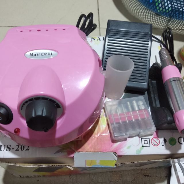 Máy mài móng làm nail hiệu naildrill hay còn gọi là máy mài lợn. Trọng lượng máy 400g máy cực khỏe cực bền