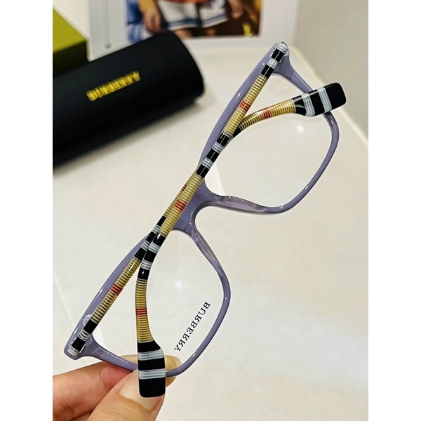 Mắt kính bur berry màu tím