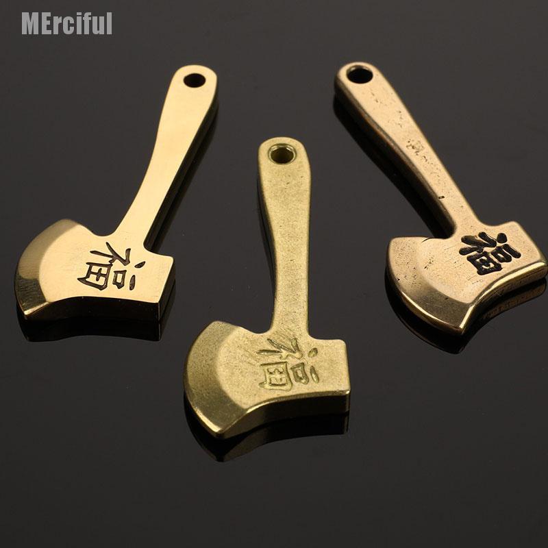 Mặt phụ kiện hình chiếc rìu mini bằng đồng thau có tay cầm dài tiện lợi