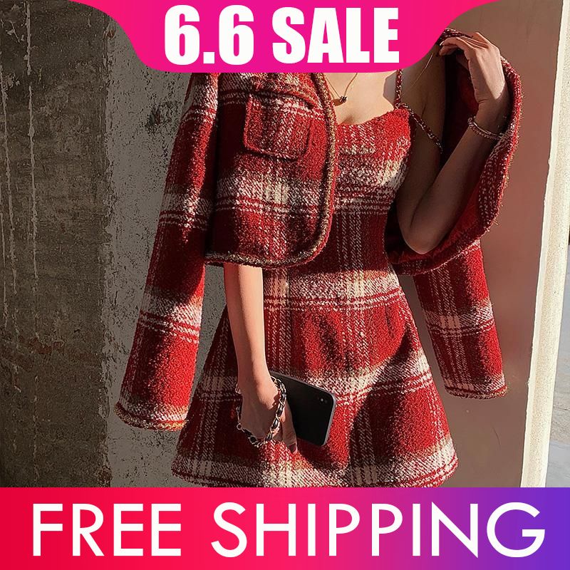 Set đầm hai dây và áo khoác ngắn màu đỏ phong cách Hàn Quốc gợi cảm mừng năm mới 2021