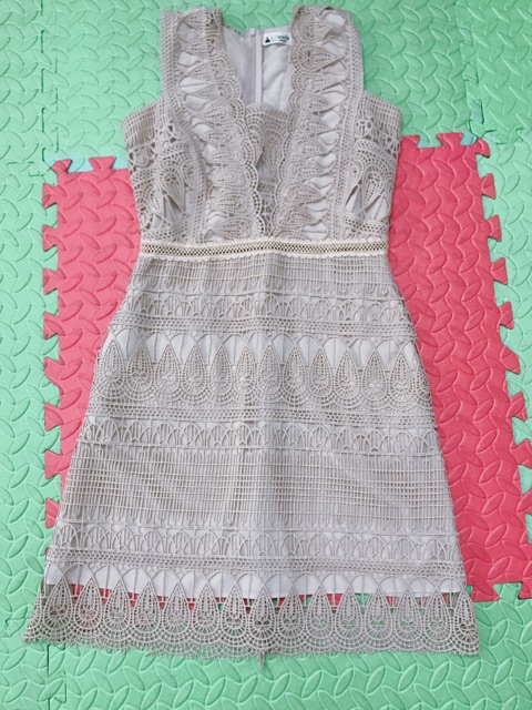 Váy ren chư A nude