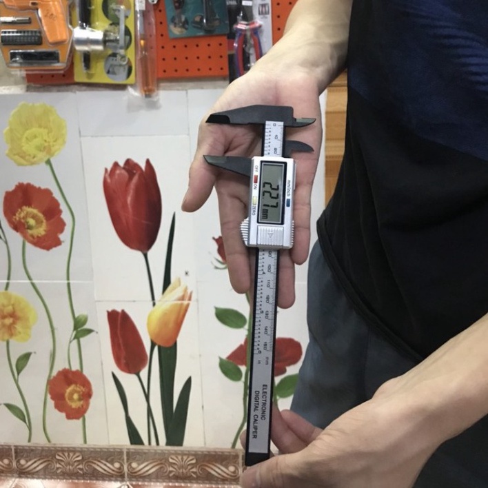 Thước kẹp điện tử sợi các bon 150mm độ chính xác 0.1mm mặt trắng