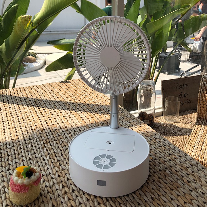 Quạt Để Bàn Tích Điện Gấp Gọn Đa Năng Phun Sương Điều Khiển Từ Xa Cao Cấp Chế Độ Gió Tự Nhiên 3 Tốc Độ Pin 7200mah