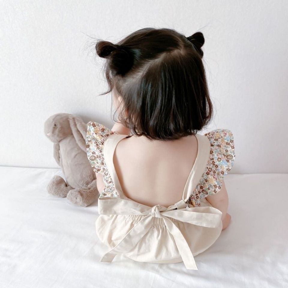 Áo liền quần sát nách họa tiết hoa thích hợp cho bé gái