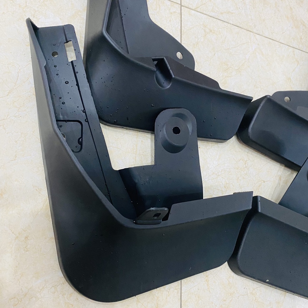 Bộ 4 chăn bùn nhựa dẻo xe Toyota Raize 2021 2022 2023 + kèm ốc vít, lắp đặt dễ dàng hạn chế bùn đất bắn lên xe