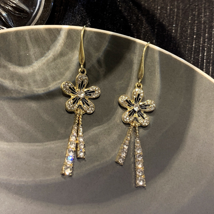 Đôi bông tai đính kim cương giả mặt hình hoa dáng dài sáng bóng