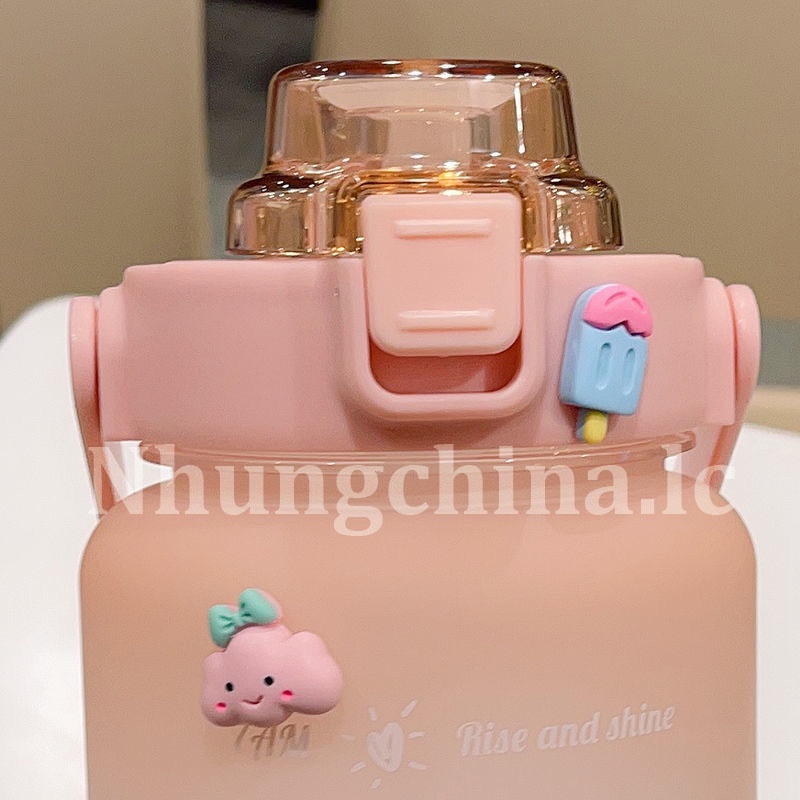 BÌNH ĐỰNG NƯỚC 2 LÍT TẶNG KÈM STICKER GIỮ NHIỆT NHỰA NHẮC UỐNG NƯỚC CÓ ỐNG HÚT CHIA VẠCH BÁO GIỜ CUTE