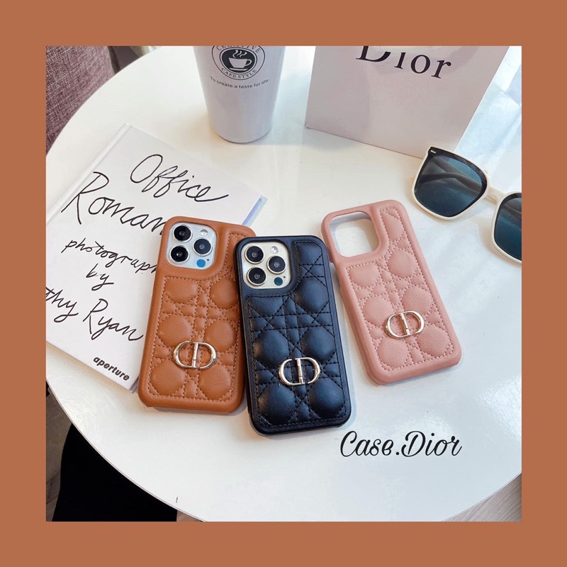 ốp lưng IPHONE CD DI O R DA XỊN QUẢ TRÁM GẮN LOGO MÀU HỒNG/ NÂU