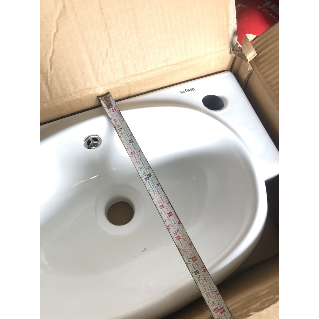 Chậu rửa mặt lavabo góc treo tường 422NA thương hiệu NA.GRAND, men NANO trắng sáng chống ố chống bám bẩn