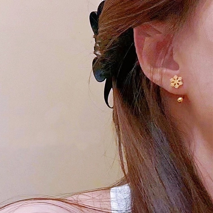 Bông tai titan nữ mặt bông tuyết mạ vàng sang trọng không đen gỉ (1 cặp)
