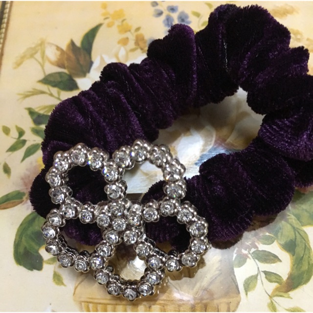 Cột tóc mặt hoa