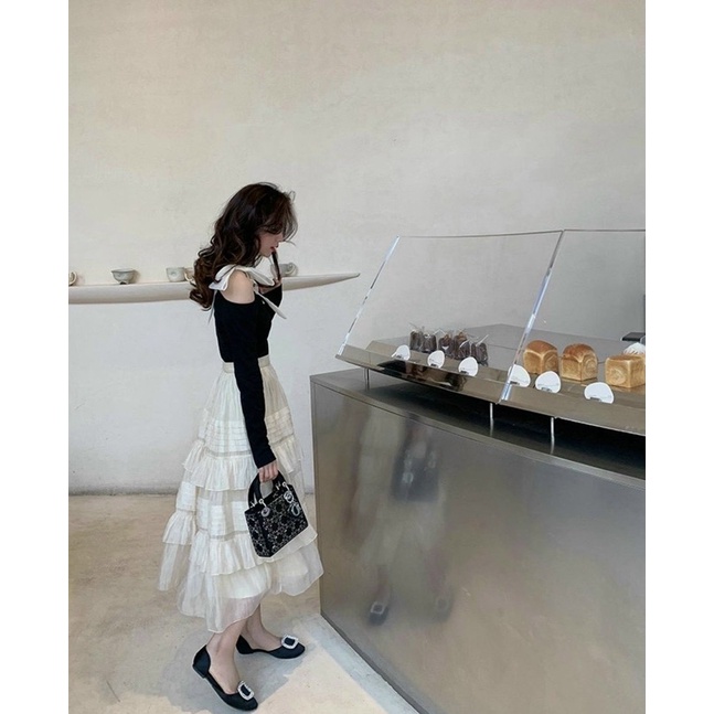 Set áo thun đen dài tay nơ vai kèm chân váy kem tầng xoè MITRIE