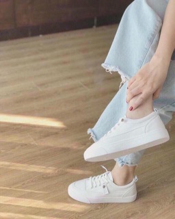 Giày lười k cần buộc dây gắn tem