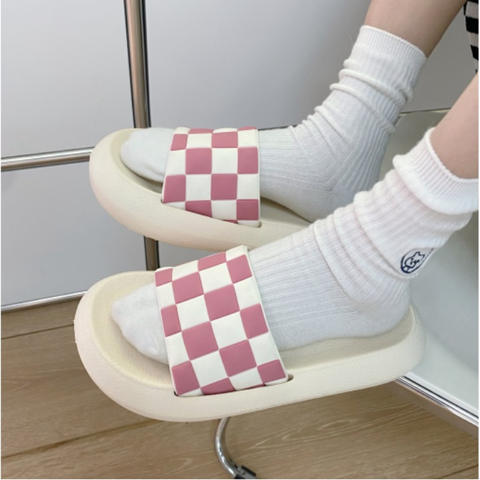 Dép quai ngang caro, đế bánh mì cực yêu