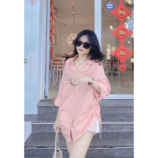 Áo sơ mi màu hồng pastel dễ thương, dúm eo xinh xắn.