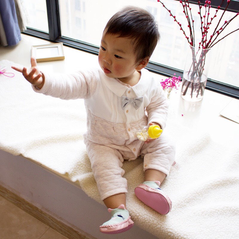 Giày tập đi em bé, vớ tập đi hình Mắt Mèo cute có đế chống trượt cho bé 0-24m