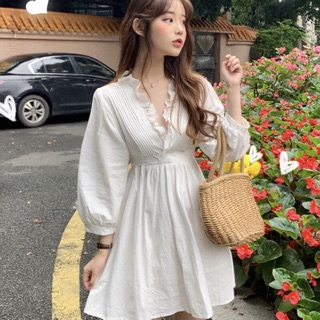 Váy ngắn trắng công chúa dáng xoè cổ tim/cổ chữ v bèo nhún tay dài tay phồng thắt nơ eo