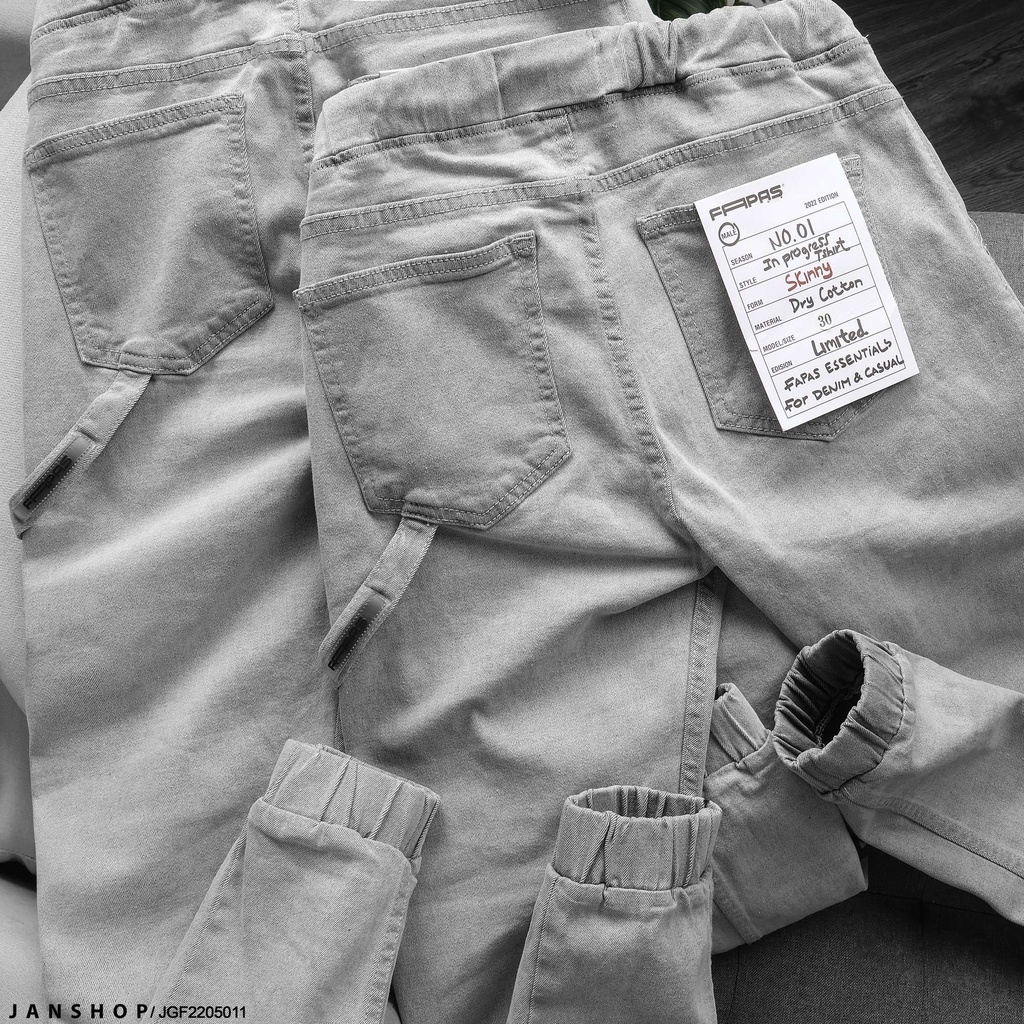 Quần Jogger lưng thun có dây rút thoải mái, tag treo logo sang trọng, lai bo giúp chàng ăn gian chiều cao