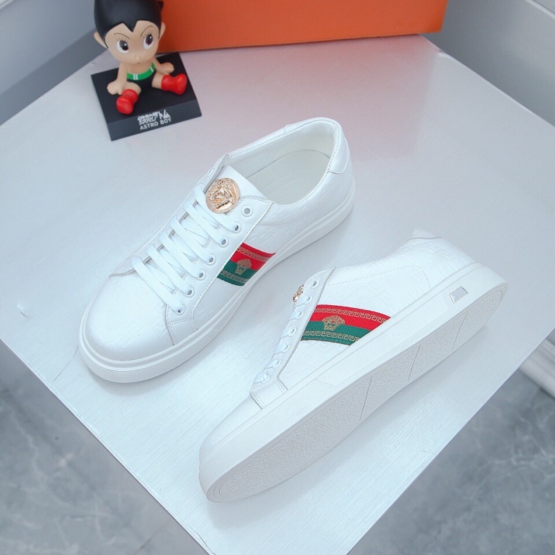 Giày thể thao nam Versace thiết kế logo bên sườn màu sắc và da bên ngoài in kí hiệu logo cực sang trọng.