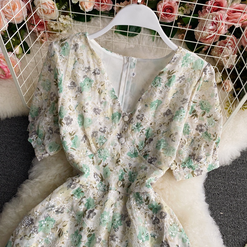 Jumsuit hoa nhí cổ V phối ren