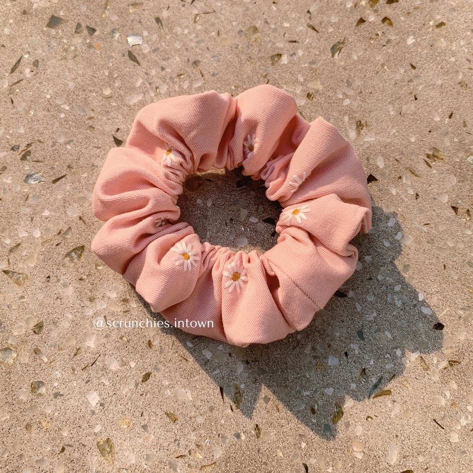 SCRUNCHY CỘT TÓC THÊU HOA CÚC - DAISY DREAM | scrunchies.intown