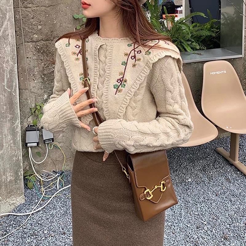 Áo len thêu hoa giống Jisoo BLACKPINK trong phim Snowdrop