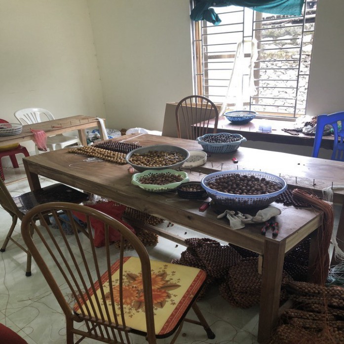 Sản Phẩm Đệm hạt gỗ tựa lưng massage ô tô 100% gỗ Hương Đỏ tự nhiên, đan kết diềm mép cao cấp - Dạng cài đàn .