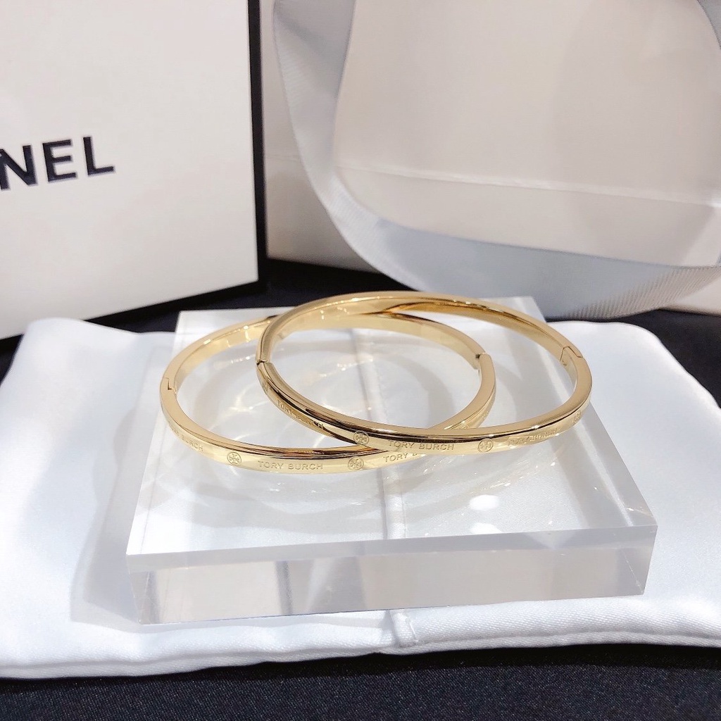 TORY BURCH Vòng Đeo Tay Bằng Thép Titan Thiết Kế Tinh Tế Thời Trang