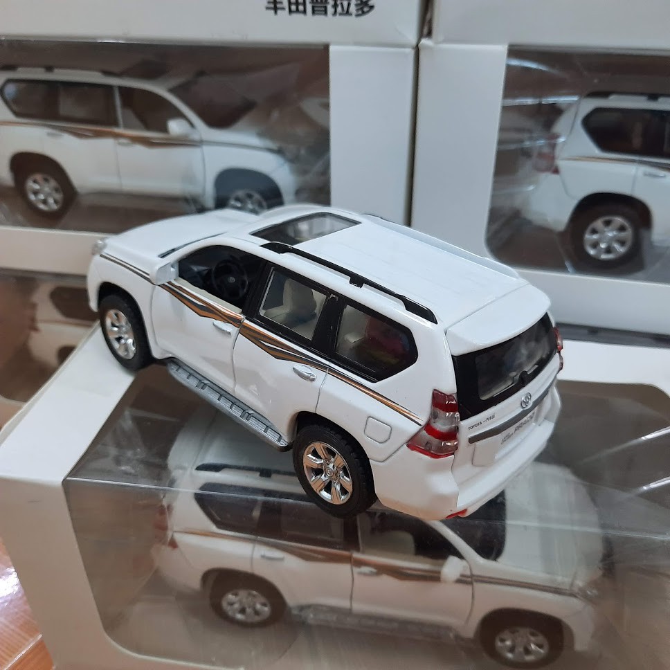 Xe ô tô mô hình Landcruiser Prado tỉ lệ 1:32 bằng kim loại có âm thanh và đèn mở được các cửa xe