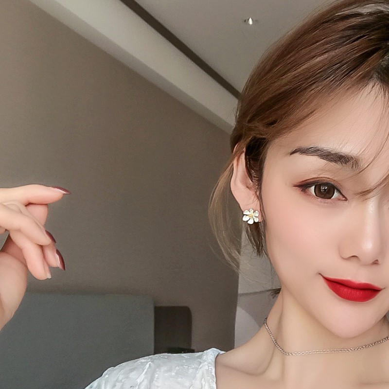 Khuyên Tai Thiết Kế Hình Hoa Cúc Nhỏ Dễ Thương A784