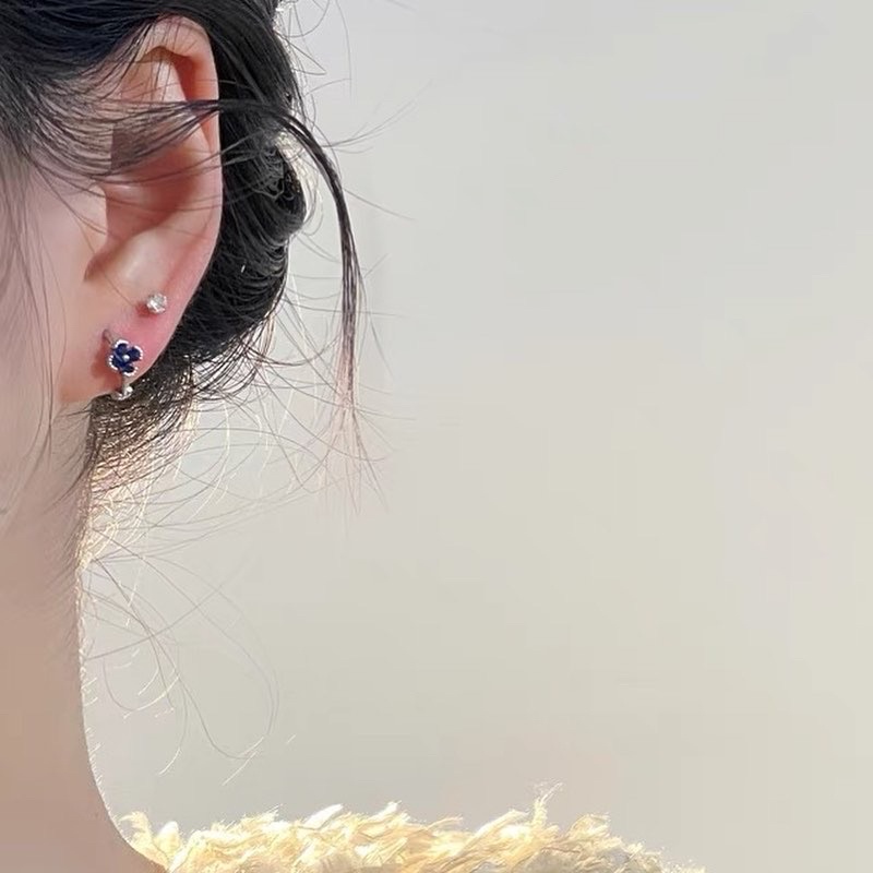 1 chiếc bông tai khoen hoa đá màu