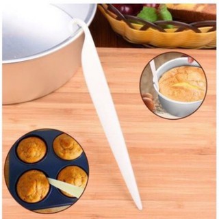 Que nhựa lấy bánh